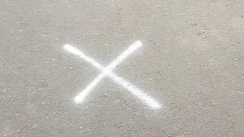 Una de las cruces pintadas en los accesos a los n&uacute;cleos de poblaci&oacute;n de Ver&iacute;n.