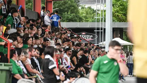 Familias y aficionados acompa&ntilde;aron la jornada deportiva. | FOTO: Noelia Caseiro.
