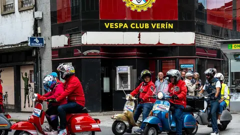 Participantes durante el recorrido de Vespa y Lambretta por las calles de Ver&iacute;n. | FOTO: Iv&aacute;n Pena.