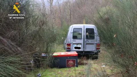 El cajero autom&aacute;tico recuperado con graves da&ntilde;os y la furgoneta robada tras ser localizados en un monte de Mand&iacute;n.
