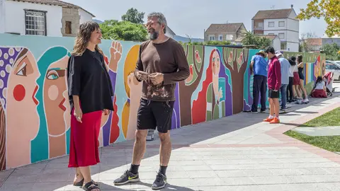 A concelleira de Cultura, Samanta Barreira, e o ilustrador Leandro Lamas durante a supervisi&oacute;n dos traballos do mural.