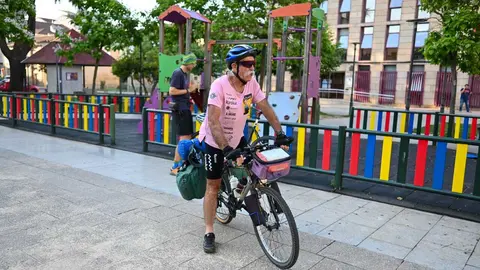 Juanjo, con 73 a&ntilde;os, recorre 5.000 km por la pen&iacute;nsula para honrar a su mujer. | FOTO: Noelia Caseiro.