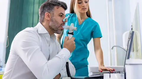 Imagen de recurso de una espirometr&iacute;a: prueba de funci&oacute;n pulmonar gratuita ofrecida por SEPAR en Ver&iacute;n durante el 'No es normal Tour'.