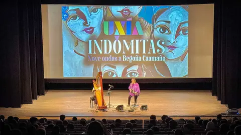 Ux&iacute;a Senlle durante o espect&aacute;culo IND&Oacute;MITAS: Canci&oacute;ns Bego&ntilde;&iacute;simas no Auditorio Municipal de Ver&iacute;n, acompa&ntilde;ada pola arpista Bleuenn Le Friec.