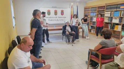 O acto de presentaci&oacute;n do Obradoiro de Emprego "Rodeira da Cota II" reuniu a representantes municipais e t&eacute;cnicos dos concellos participantes.