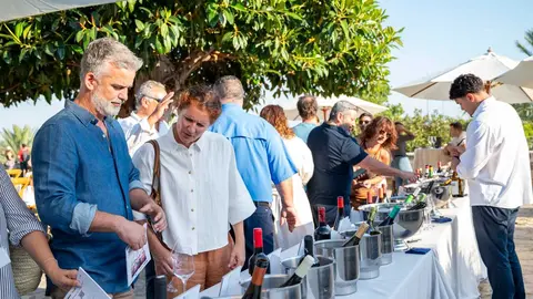 Asistentes al showroom profesional de la D.O. Monterrei celebrado en la terraza de Es Baluard, en Mallorca, el pasado 1 de junio.