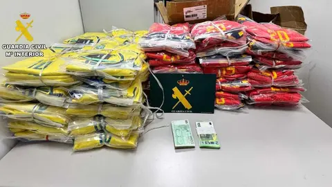 Las equipaciones y el dinero incautado por la Guardia Civil.