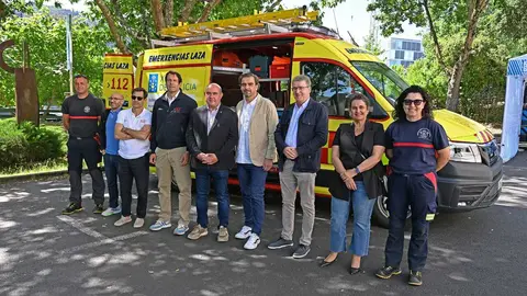 Representantes institucionais xunto ao novo veh&iacute;culo todo terreo entregado ao Grupo de Emerxencias de Laza.