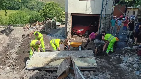 Operarios de la Deputaci&oacute;n de Ourense, en la calle principal de A Bouza (Viana do Bolo).