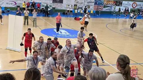Los jugadores campeones de Copa, dirigi&eacute;ndose a su afici&oacute;n desplazada a Ribadavia. | FOTO: A Gudi&ntilde;a F.S.