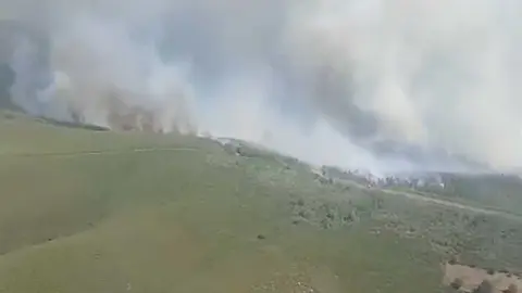 Imagen a&eacute;rea tomada por la dotaci&oacute;n de la BRIF de Laza a su llegada a Manzalvos.