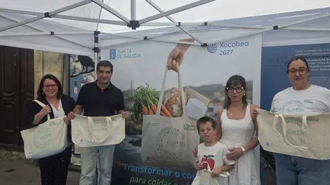 O director xeral de Comercio, Gabriel Al&eacute;n, no posto da campa&ntilde;a Comercio Compensa.