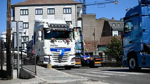 Los camiones engalanados volver&aacute;n a desfilar haciendo sonar sus bocinas por el casco urbano de Ver&iacute;n. | FOTO: Noelia Caseiro.
