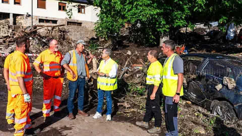 O presidente Luis Menor conversa cos operarios e veci&ntilde;os de A Bouza durante a s&uacute;a visita &aacute; zona afectada pola riada.