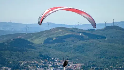 Imagen de un parapentista sobrevolando la Serra do Larouco. | Foto: Noelia Caseiro.