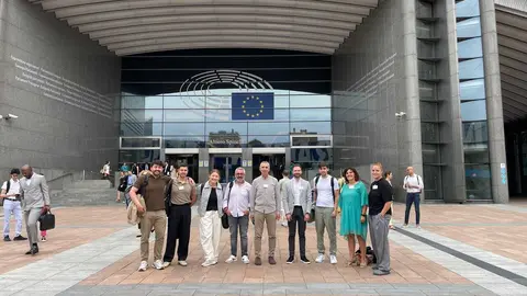 A delegaci&oacute;n galega, integrada por representantes do BNG e profesionais da informaci&oacute;n, posa diante da sede do Parlamento Europeo en Bruxelas.