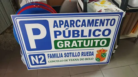 Se&ntilde;alizaci&oacute;n de uno de los nuevos aparcamientos p&uacute;blicos de Viana do Bolo.