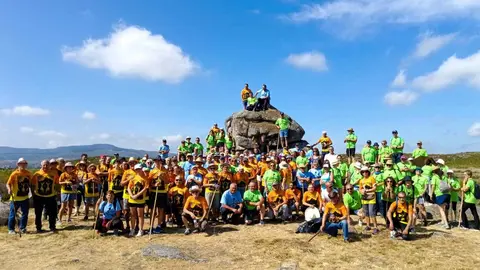 Os aproximadamente 200 sendeiristas agrupados durante unha das paradas na zona do Penedo dos Tres Reinos.