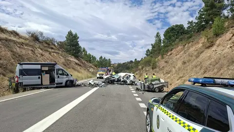 Estado en el que quedaron los veh&iacute;culos implicados en el accidente de la OU-533, en O Bolo. | FOTO: Guardia Civil de Tr&aacute;fico.