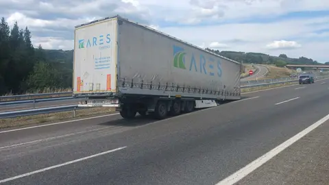 El semirremolque qued&oacute; desprendido en la A-52, a la altura de Fumaces.