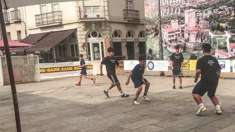 El Torneo 3x3 Ver&iacute;n volver&aacute; a reunir a decenas de j&oacute;venes futbolistas en la Praza Garc&iacute;a Barb&oacute;n.