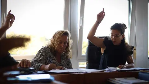 Tamara Balboa, alcaldesa actual de Vilardev&oacute;s, al lado de la secretaria municipal, en el pleno de este mi&eacute;rcoles 22 de julio. | Anabel G. Sim&oacute;n.