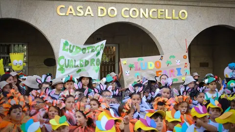 Nenos e nenas diante do concello no Desfile da Batucada. | FOTO: Anabel G. Sim&oacute;n.
