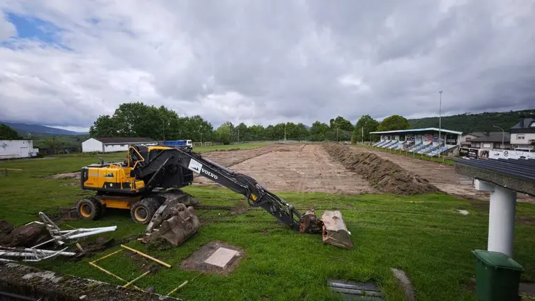 Viana do Bolo inicia el cambio a césped artificial en el campo municipal de As Carrelas | NOTICIAS VERÍN
