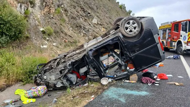 Un solo bombero de Verín asume inicialmente el rescate de tres heridos en un grave vuelco en la A-75 | NOTICIAS VERÍN