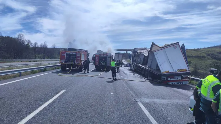 Dos heridos leves en el incendio provocado al embestir un camión a otro en la A-52 a la altura de A Gudiña | NOTICIAS VERÍN