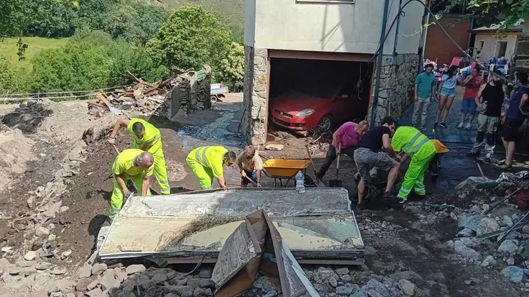 Brigadas de la Deputación de Ourense despejan los accesos a A Bouza, Pradocabalos y Pixeiros | NOTICIAS OURENSE