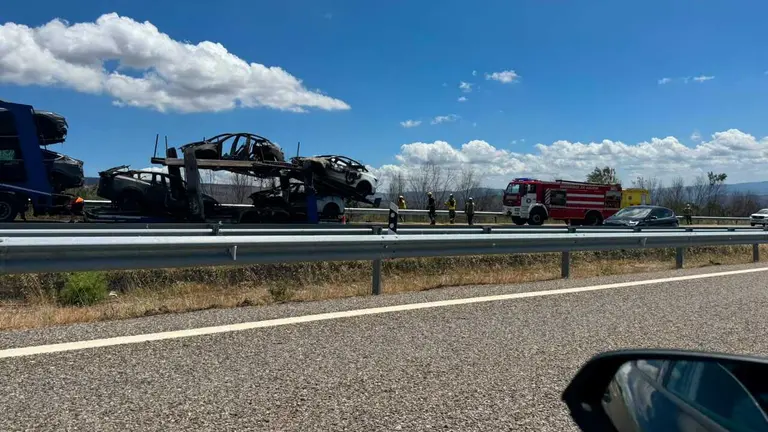 Un camión cargado con coches eléctricos arde en la A-52 en Cualedro | NOTICIAS VERÍN