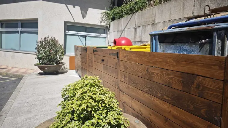 Viana do Bolo instala cubiertas de madera en los contenedores para mejorar la imagen del casco urbano | NOTICIAS VERÍN