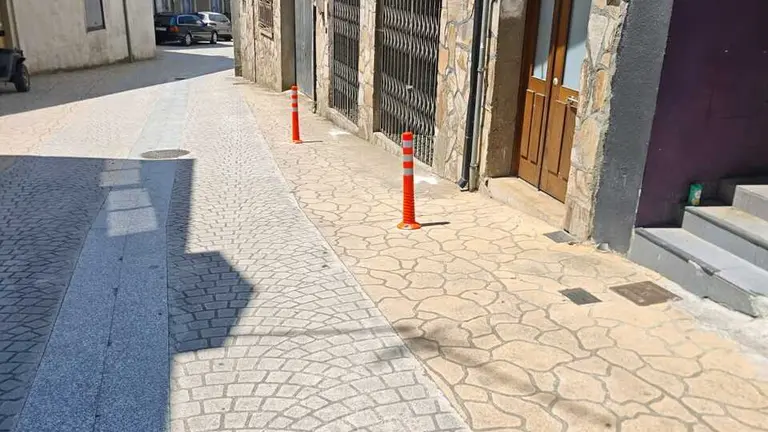 Viana do Bolo instala bolardos para mejorar la seguridad peatonal | NOTICIAS VERÍN