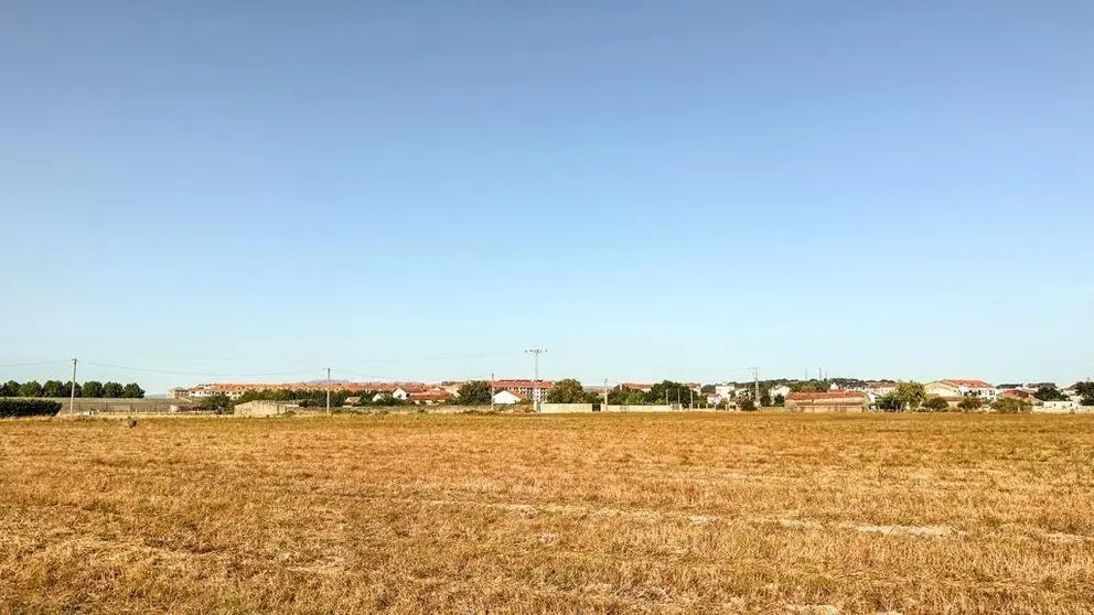 Xa esta tarde se rexistraron altas temperaturas nos campos do interior. | FOTO: Noelia Caseiro.