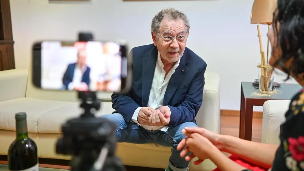 Roberto Verino durante la entrevista concedida a Diario do T&aacute;mega. | FOTO: Noelia Caseiro.