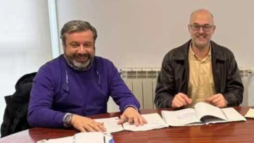 Mart&iacute;n Alemparte e Luciano Rivero durante a reuni&oacute;n celebrada hoxe no concello de Monterrei.