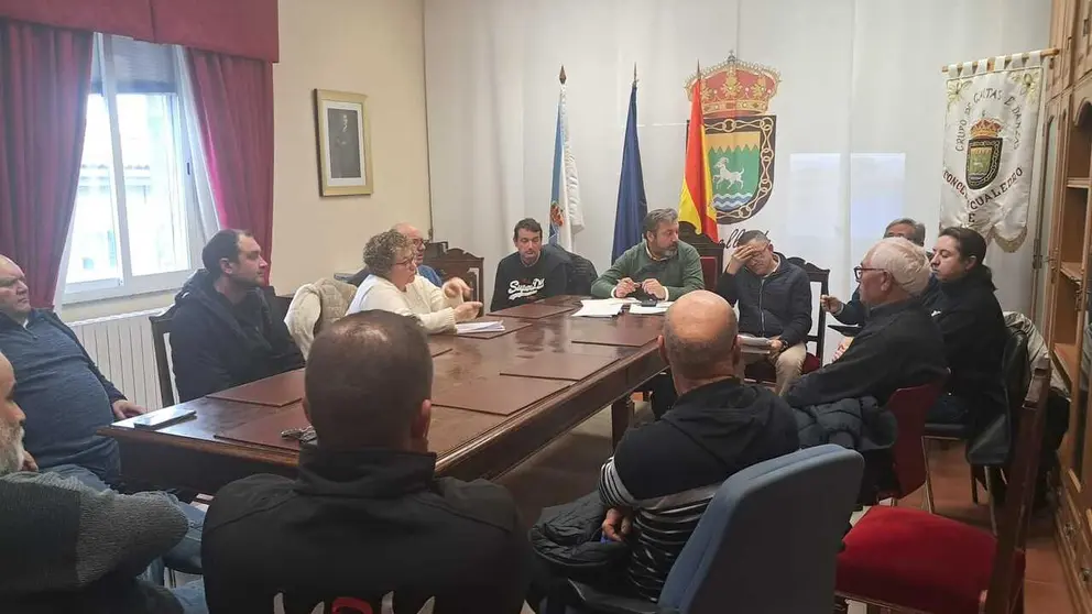 Representantes municipales, t&eacute;cnicos de la Diputaci&oacute;n y vecinos de Baldriz durante la reuni&oacute;n mantenida este martes en el Concello de Cualedro.