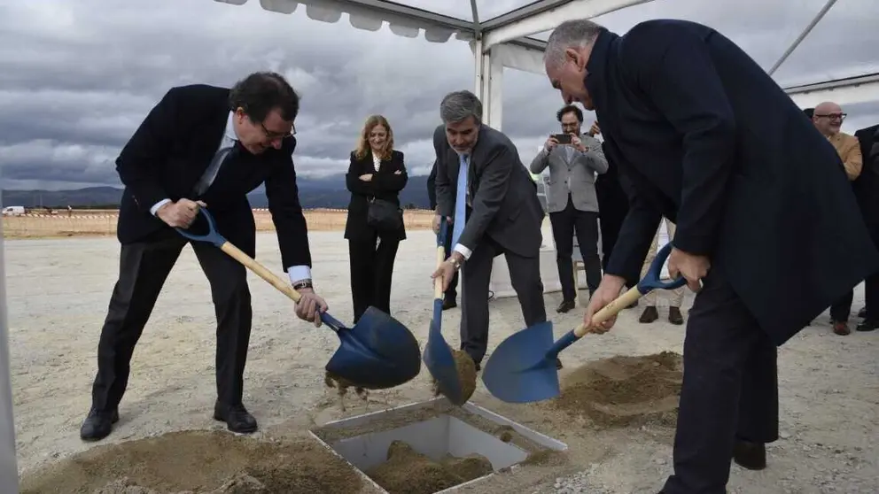 Autoridades locales y el Ministro de Econom&iacute;a durante la ceremonia de la primera piedra en Chaves.