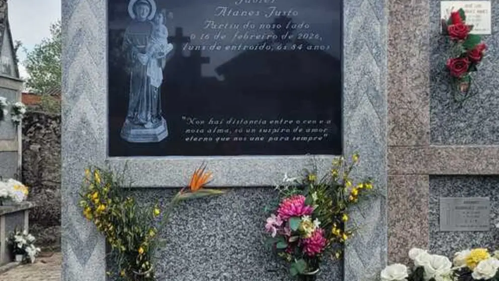 Unha das l&aacute;pidas coa inscrici&oacute;n en lingua galega. | Nica Palomares.