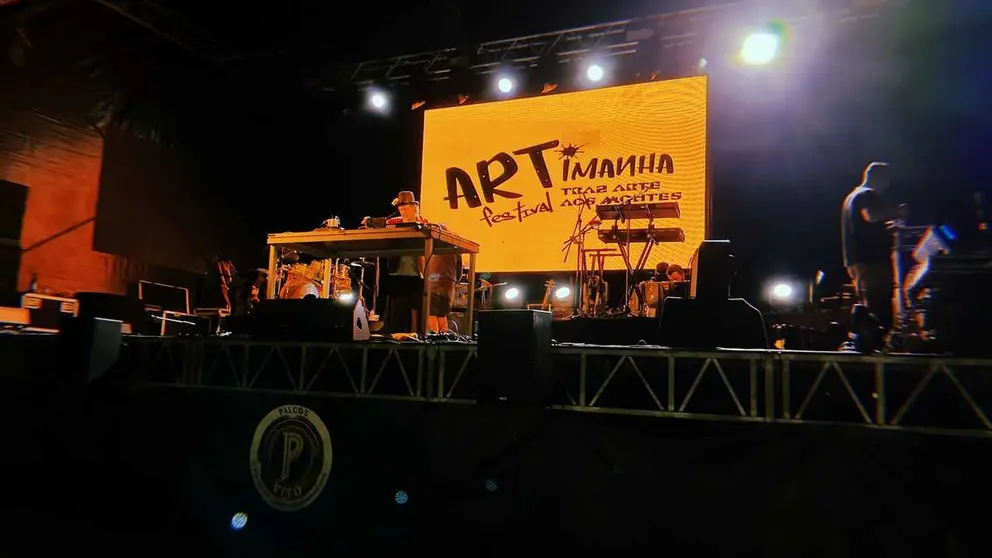 El escenario principal del festival ARTimanha se integra en el paisaje natural de la Serra do Alv&atilde;o.