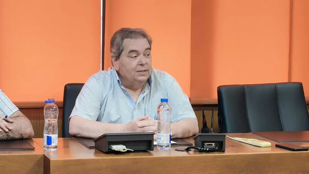 El alcalde de Ver&iacute;n, Gerardo Seoane, durante el Pleno Extraordinario celebrado este martes 2 de junio. | Foto: Xos&eacute; Lois Colmenero.