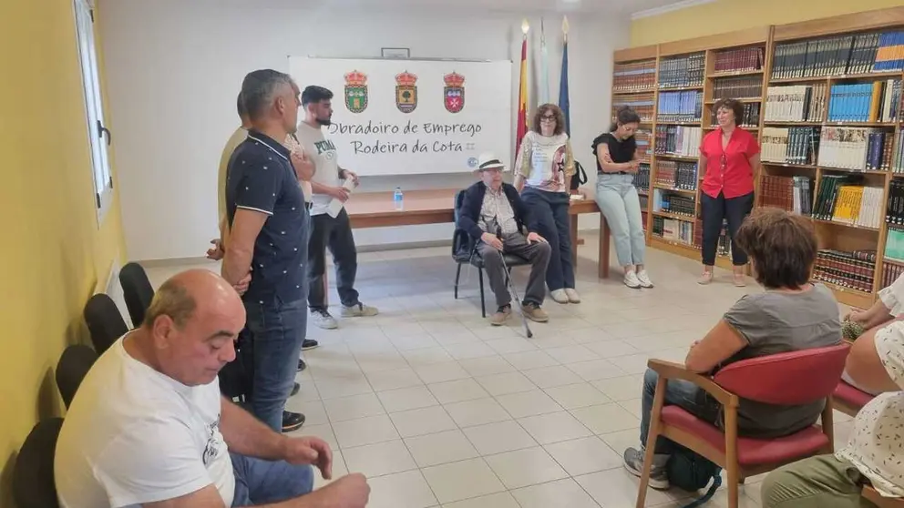 O acto de presentaci&oacute;n do Obradoiro de Emprego "Rodeira da Cota II" reuniu a representantes municipais e t&eacute;cnicos dos concellos participantes.