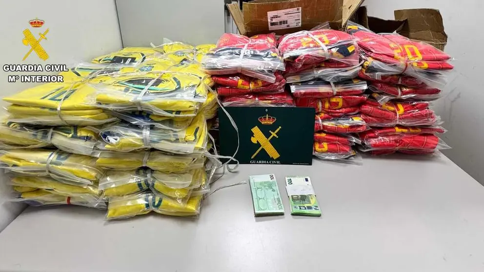 Las equipaciones y el dinero incautado por la Guardia Civil.