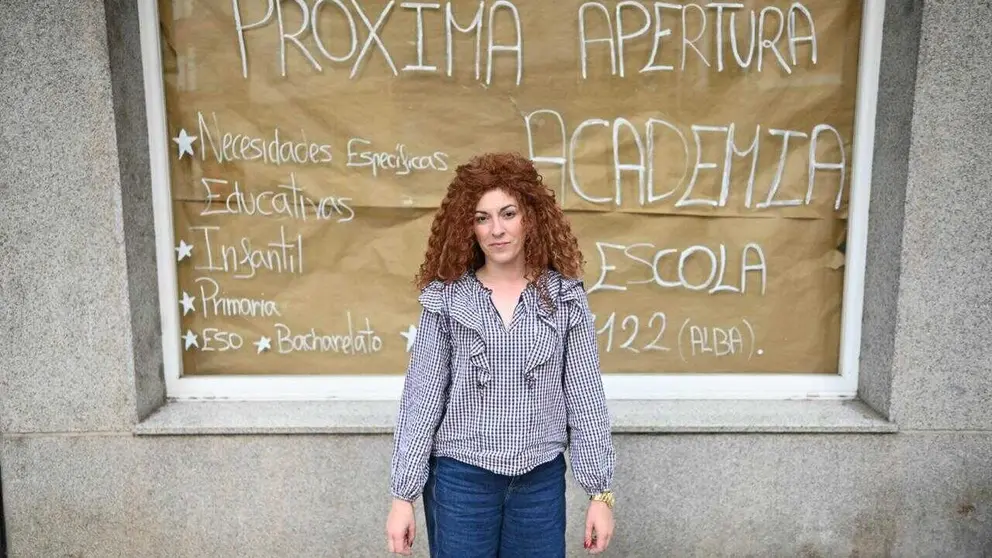 Alba Rodr&iacute;guez, la directora de la nueva academia verinense, delante de las instalaciones que est&aacute; acondicionando. | FOTO: Noelia Caseiro.