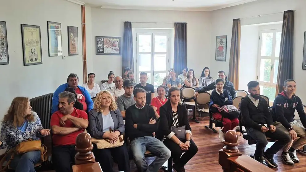 Alumnado de los tres municipios participantes en la presentaci&oacute;n del Obradoiro "Portas de Galicia V".