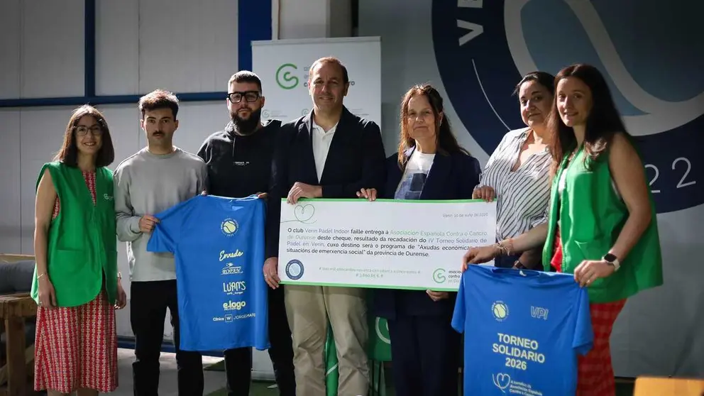 Representantes de Ver&iacute;n P&aacute;del Indoor junto a Germ&aacute;n Rodr&iacute;guez-Sa&aacute; y Kelly Pereira, de la AECC de Ourense, y Beatriz Duarte, de AEVER, durante la entrega del cheque solidario del IV Torneo "Ver&iacute;n contra o Cancro".