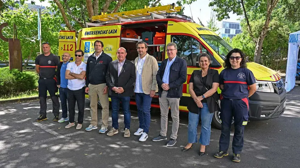 Representantes institucionais xunto ao novo veh&iacute;culo todo terreo entregado ao Grupo de Emerxencias de Laza.