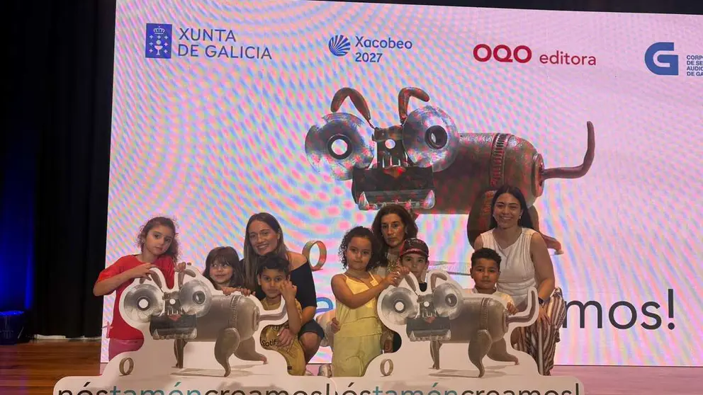 Alumnas e docentes do CEIP, logo de recoller o galard&oacute;n.