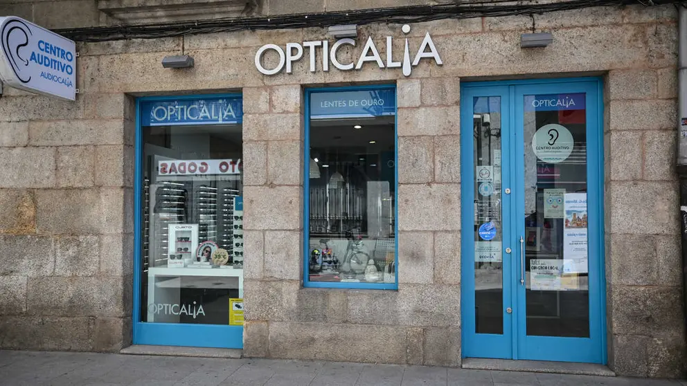 Fachada de Opticalia Lentes de Ouro en la calle Lisa de Ver&iacute;n. | Fotos: Noelia Caseiro.